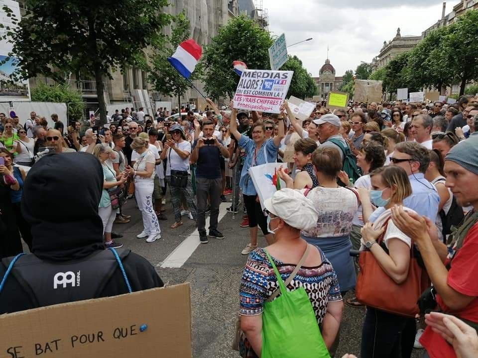 Le personnel de l’hôpital de Montélimar, en France, est sorti pour protester contre la vaccination obligatoire des soignants. Photo_2021-07-24_20-28-05-3