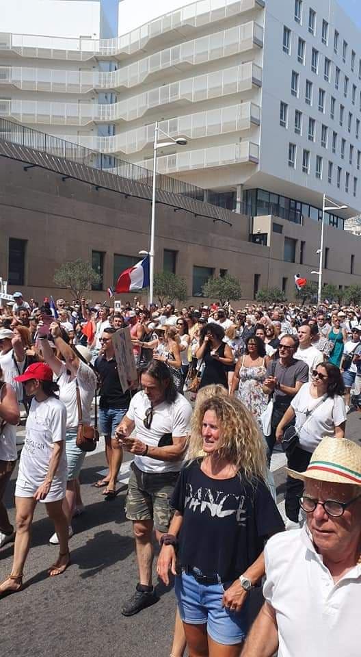 Le personnel de l’hôpital de Montélimar, en France, est sorti pour protester contre la vaccination obligatoire des soignants. Photo_2021-07-24_20-28-05