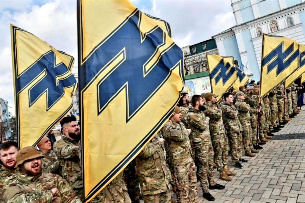 Ukraine : Impressionnant, des centaines de véhicules militaires, des milliers de militaires rentrent en Ukraine [Vidéo], et qui sont les «néo-nazis» Ukrainiens.  O7sZb8i1yMc-1024x680