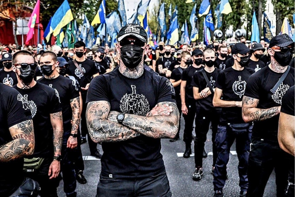 Ukraine : Impressionnant, des centaines de véhicules militaires, des milliers de militaires rentrent en Ukraine [Vidéo], et qui sont les «néo-nazis» Ukrainiens.  R7nHeIsVhFc-1024x685