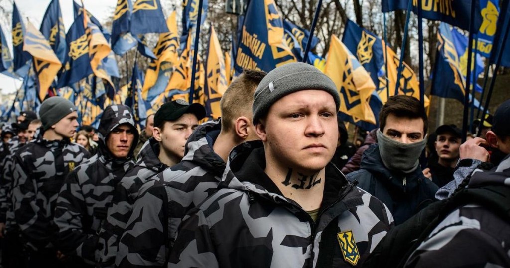Ukraine : Impressionnant, des centaines de véhicules militaires, des milliers de militaires rentrent en Ukraine [Vidéo], et qui sont les «néo-nazis» Ukrainiens.  UFpOxH1XCG4-2-1024x538